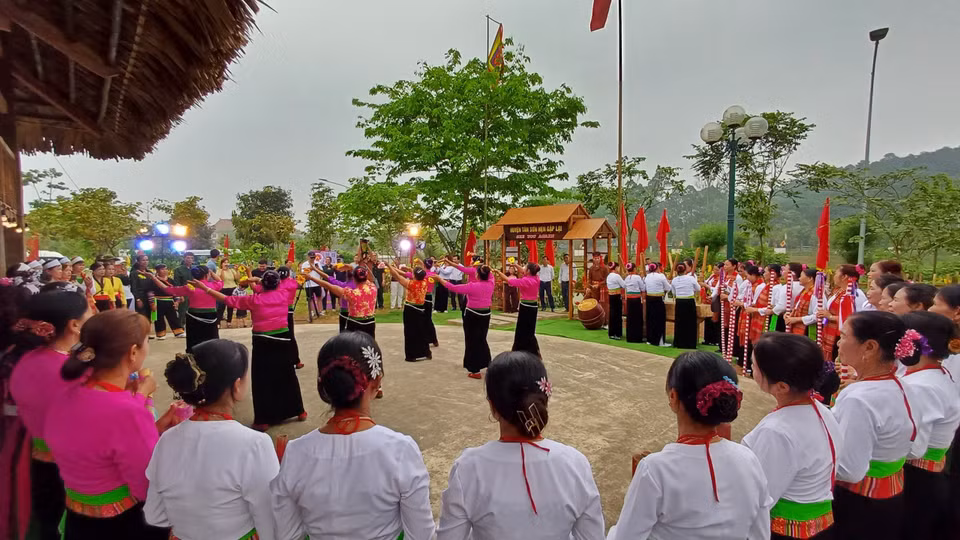 Ban tổ chức cho biết chương trình còn có các hoạt động thể dục, thể thao, trò chơi dân gian truyền thống; Chương trình nghệ thuật Hội Xoan - Miền Di sản; khai mạc Giải chạy Đền Hùng Spirituality Marathon 2024 “Về nguồn”; khánh thành bức phù điêu có hình tượng Bác Hồ nói chuyện với cán bộ, chiến sĩ Đại đoàn quân Tiên phong; Chương trình nghệ thuật biểu diễn dân ca và một số loại hình di sản văn hóa phi vật thể đã được công nhận... (Ảnh: Nhật Lam/Vietnam+)