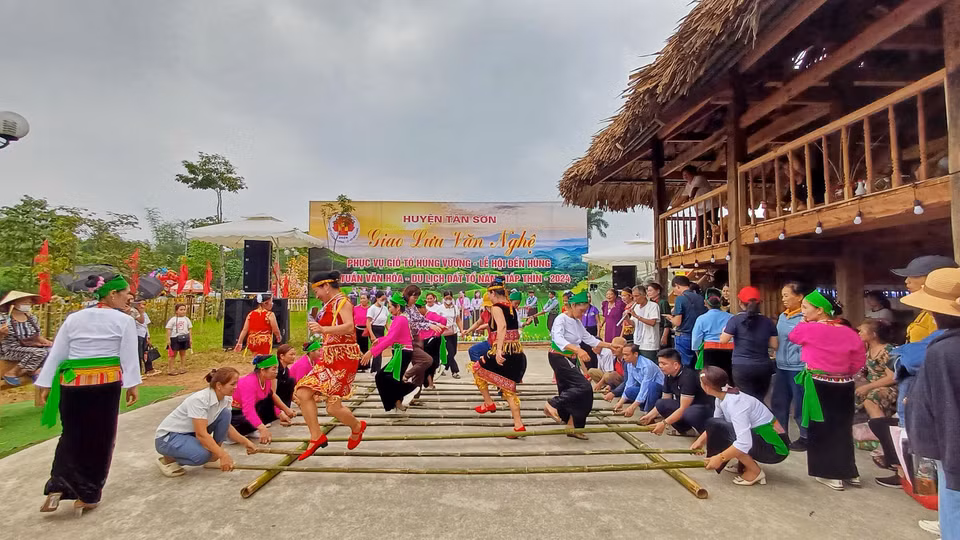 Lễ hội cũng là ngày hội các dân tộc vùng đất Tổ. (Ảnh: Nhật Lam/Vietnam+)