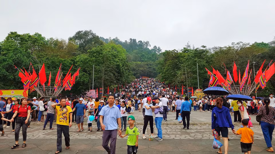 Lễ hội Đền Hùng và Tuần Văn hóa-Du lịch Đất Tổ 2024 được tổ chức với nhiều hoạt động phong phú. Trước ngày chính hội, hàng ngàn du khách thập phương cả nước đã đổ về khu di tích lịch sử Đền Hùng, thành phố Việt Trì, tỉnh Phú Thọ. (Ảnh: Nhật Lam/Vietnam+)