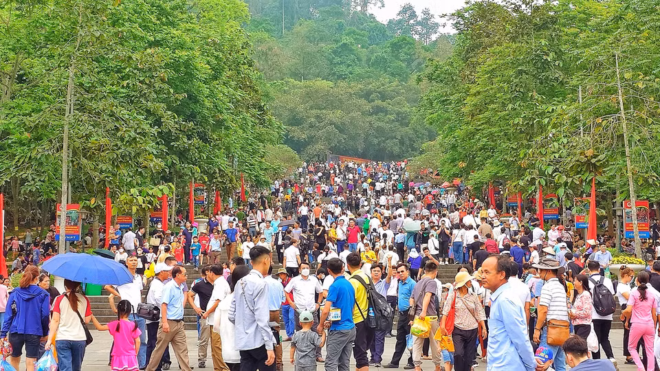 Mặc dù còn ít ngày nữa mới tới chính hội nhưng đông đảo người dân và du khách thập phương đã đổ về Đền Hùng để tham gia các hoạt động của Tuần Văn hóa-Du lịch Đất Tổ năm Giáp Thìn 2024. (Ảnh: Nhật Lam/Vietnam+)