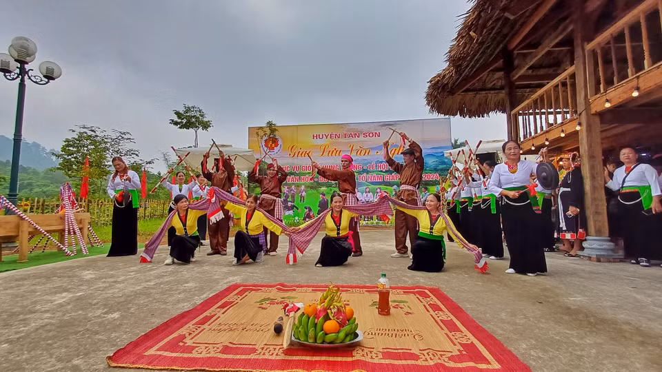 Lễ hội Đền Hùng và Tuần lễ Văn hóa - Du lịch Đất Tổ năm nay, người dân và du khách thập phương không chỉ được chứng kiến các hoạt động tưởng nhớ và tri ân các Vua Hùng mà còn được trải nghiệm và tham gia nhiều hoạt động văn hóa, thể thao, du lịch đặc sắc. (Ảnh: Nhật Lam/Vietnam+)