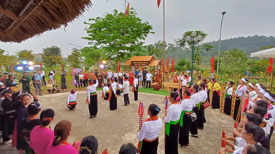 Ngoài các phần lễ trang nghiêm, thành kính, lễ hội năm nay còn có chương trình nghệ thuật với chủ đề “Hội tụ non sông” và bắn pháo hoa tầm cao; hội trại văn hóa và tổ chức trưng bày, quảng bá, giới thiệu sản phẩm; liên hoan văn nghệ quần chúng và dân ca Phú Thọ; trưng bày hiện vật, di sản tư liệu thế giới, sách báo, tư liệu ảnh; hội thi gói, nấu bánh chưng, giã bánh giầy; trình diễn hát Xoan làng cổ; triển lãm mỹ thuật với chủ đề “Quê hương, đất nước, con người Phú Thọ”; hội chợ thương mại và trưng bày sản phẩm OCOP Phú Thọ… (Ảnh: Nhật Lam/Vietnam+)