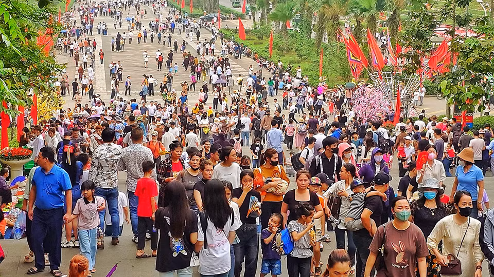Với mỗi người dân nước Việt, Giỗ Tổ Hùng Vương - Lễ hội Đền Hùng đã trở thành biểu tượng cho tinh thần đại đoàn kết dân tộc. Chính vì thế, cứ vào tháng 3 Âm lịch hàng năm, người dân Việt Nam ở khắp mọi miền Tổ quốc lại nô nức trở về nơi cội nguồn của dân tộc: Đền Hùng Phú Thọ. (Ảnh: Nhật Lam/Vietnam+)