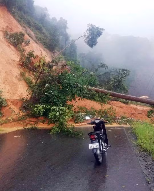 Các điểm sạt lở nghiêm trọng trên tuyến đường huyết mạch từ khu vực Cửa khẩu Quốc tế Bờ Y sang Lào. (Ảnh: Quang Thái/TTXVN)