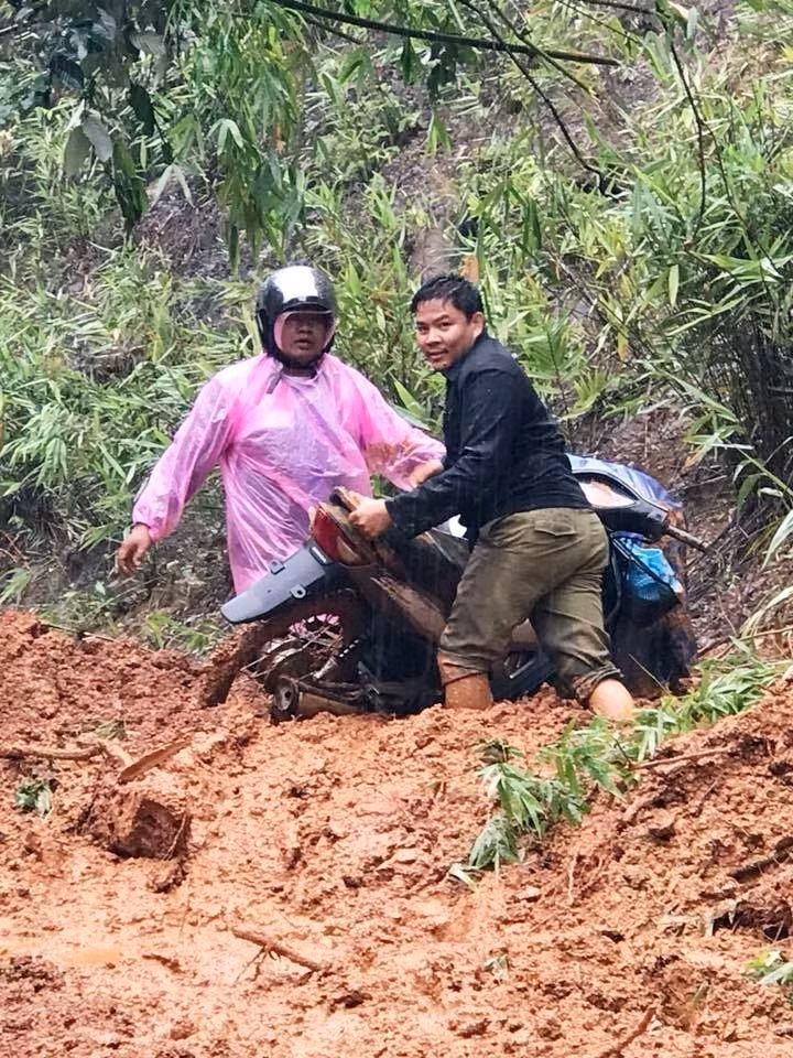 Các phương tiện rất khó khăn khi tham gia giao thông trên tuyến đường này. (Ảnh: Quang Thái/TTXVN)