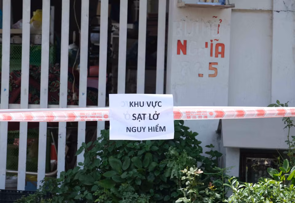 Khu vực xảy ra sạt lở được căng dây cảnh báo nguy hiểm. (Ảnh: Thanh Liêm/TTXVN)
