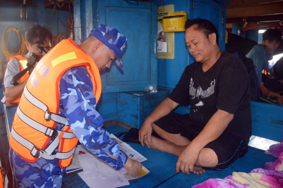 Kiểm tra giấy tờ của tàu cá Việt Nam hoạt động trên khu vực biển lân cận đường phân định Vịnh Bắc Bộ. (Ảnh: Hoàng Ngọc/TTXVN)