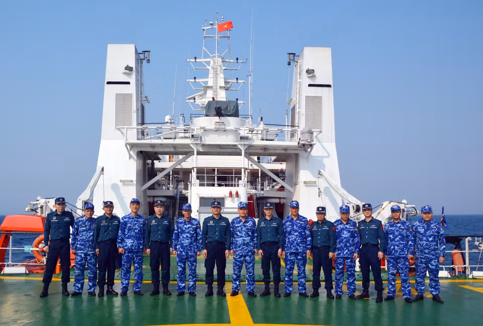 Lực lượng Cảnh sát Biển hai nước Việt Nam-Trung Quốc chụp ảnh lưu niệm trên tàu CSB 8004. (Ảnh: Mạnh Thường/TTXVN)