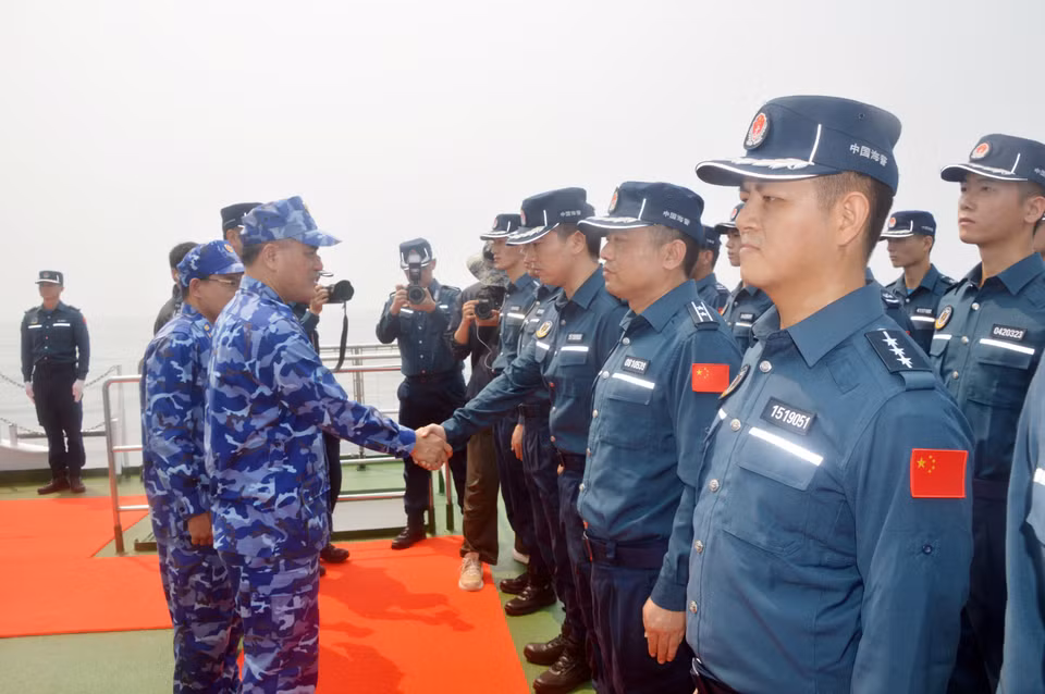 Đại tá Lương Cao Khải dẫn đầu đoàn công tác Cảnh sát Biển Việt Nam sang tàu Cảnh sát Biển Trung Quốc dự hội đàm, tổng kết chuyến tuần tra liên hợp. (Ảnh: Hoàng Ngọc/TTXVN)