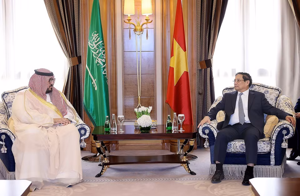 Thủ tướng Phạm Minh Chính tiếp ông Faisal Al-Ibrahim, Bộ trưởng Bộ Kinh tế-Kế hoạch Saudi Arabia. (Ảnh: Dương Giang/TTXVN)