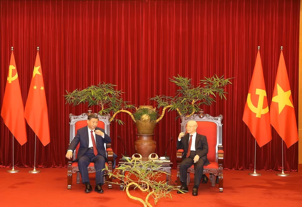 Tổng Bí thư Nguyễn Phú Trọng mời Tổng Bí thư, Chủ tịch nước Trung Quốc Tập Cận Bình thưởng thức trà. (Ảnh: Trí Dũng/TTXVN)