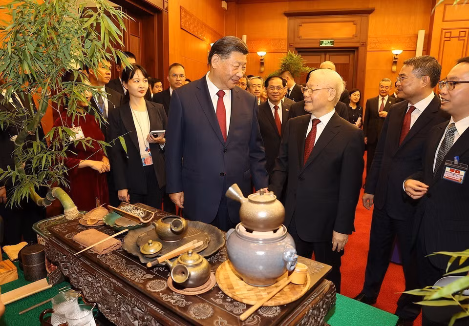 Tổng Bí thư Nguyễn Phú Trọng và Tổng Bí thư, Chủ tịch nước Trung Quốc Tập Cận Bình nghe giới thiệu về trà. (Ảnh: Trí Dũng/TTXVN)