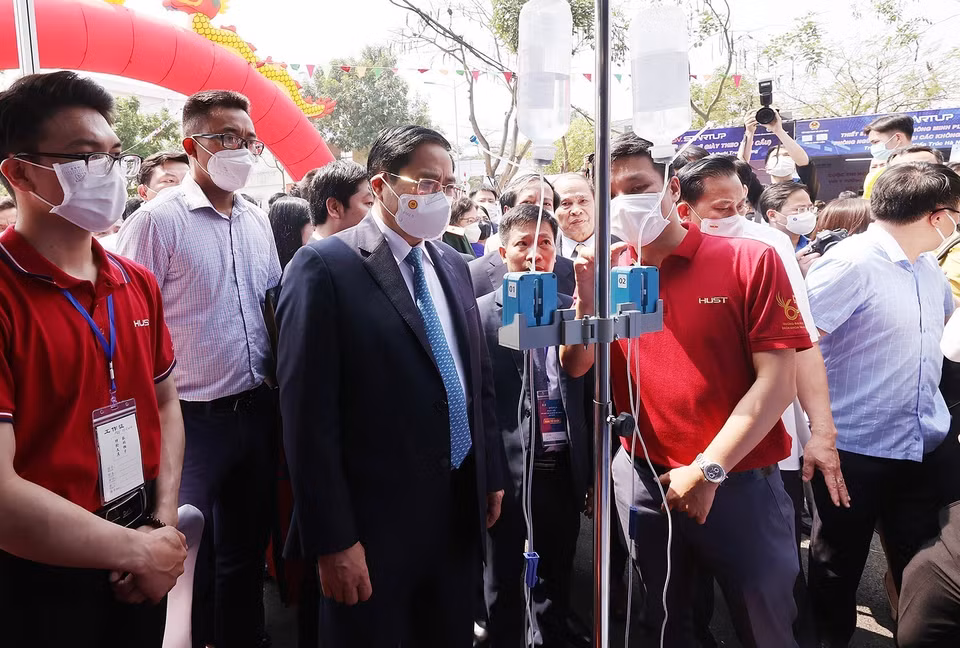 Thủ tướng Phạm Minh Chính tham quan trưng bày ý tưởng khởi nghiệp của học sinh, sinh viên. (Ảnh: Dương Giang/TTXVN)