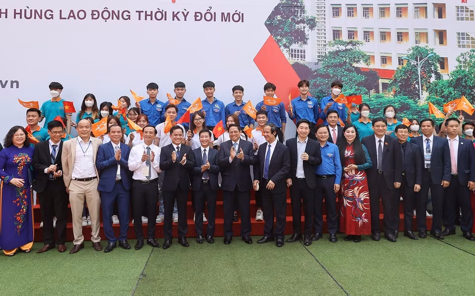 Thủ tướng Phạm Minh Chính với học sinh, sinh viên tại ngày hội. (Ảnh: Dương Giang/TTXVN)