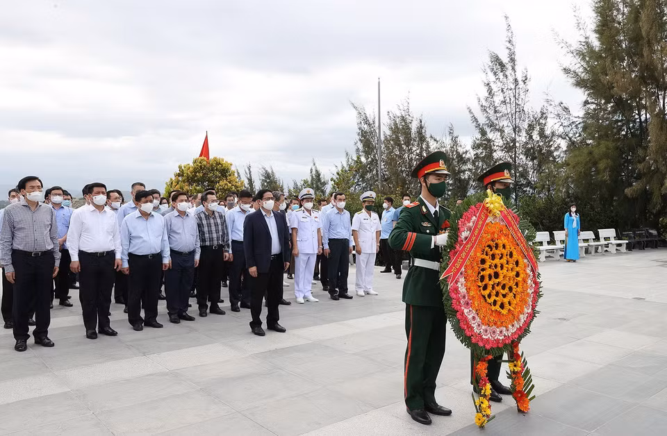 Thủ tướng Phạm Minh Chính dâng hương tại Khu tưởng niệm các chiến sĩ Gạc Ma. (Ảnh: Dương Giang/TTXVN)