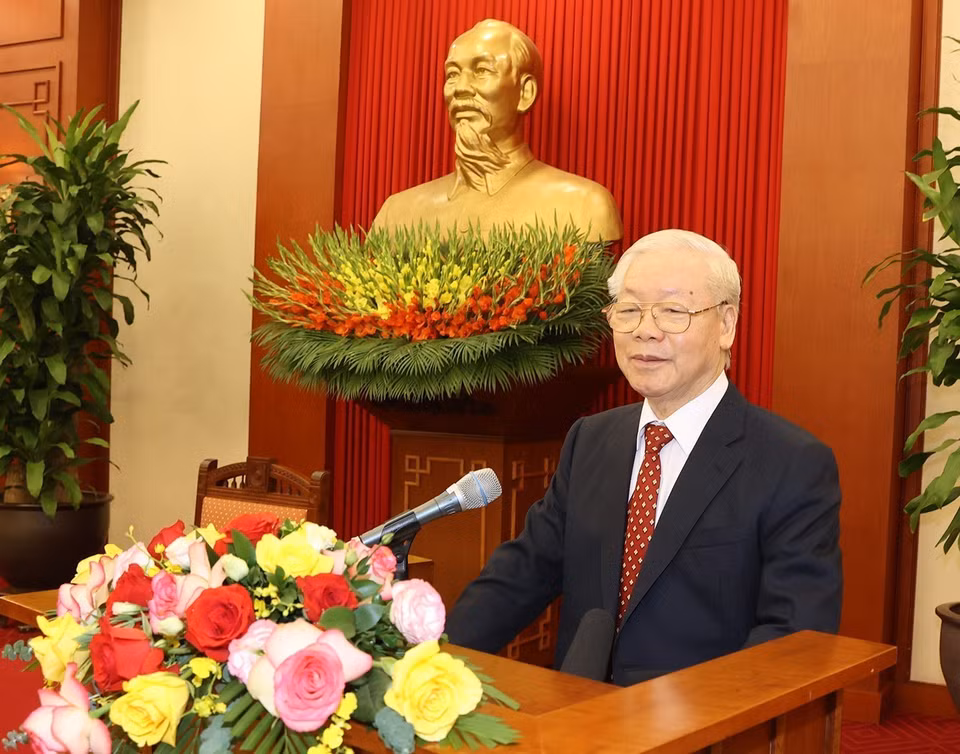 Tổng Bí thư Nguyễn Phú Trọng nói chuyện thân mật với các đại biểu dự Hội nghị biểu dương Chủ tịch Mặt trận Tổ quốc cấp xã và Trưởng ban Công tác Mặt trận tiêu biểu toàn quốc. (Ảnh: Trí Dũng/TTXVN)