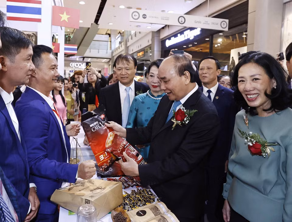 Chủ tịch nước Nguyễn Xuân Phúc thăm các gian hàng Việt Nam. (Ảnh: Thống Nhất/TTXVN)