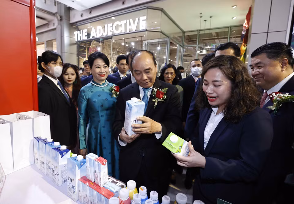 Tại Việt Nam, Tập đoàn TH luôn được đánh giá là một trong những doanh nghiệp hàng đầu về sản xuất các sản phẩm nông nghiệp sạch và là thương hiệu yêu thích của người tiêu dùng Việt. Trong ảnh, Chủ tịch nước Nguyễn Xuân Phúc tham quan gian hàng của TH tại Tuần lễ hàng Việt Nam tại Thái Lan. (Ảnh: Thống Nhất/TTXVN)