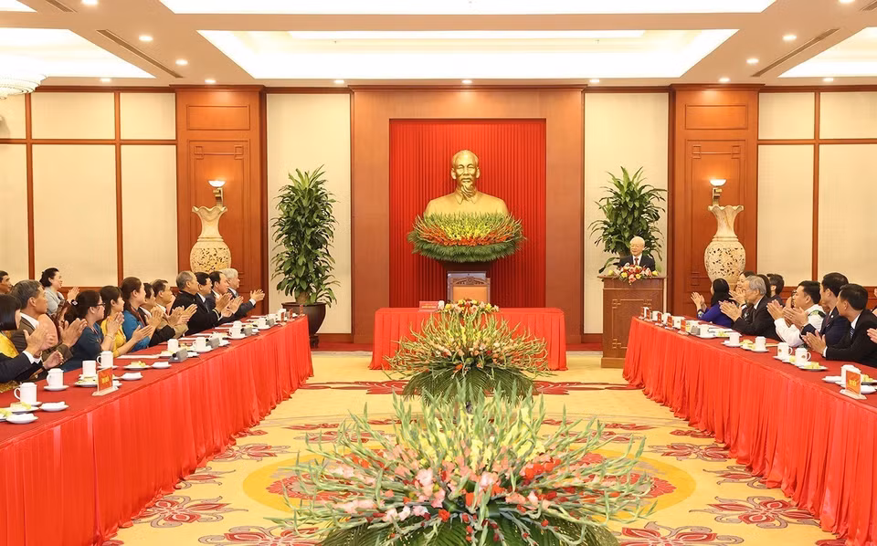 Tổng Bí thư Nguyễn Phú Trọng nói chuyện thân mật với đại biểu dự Hội nghị biểu dương Chủ tịch Mặt trận Tổ quốc cấp xã và Trưởng ban Công tác Mặt trận tiêu biểu toàn quốc. (Ảnh: Trí Dũng/TTXVN)