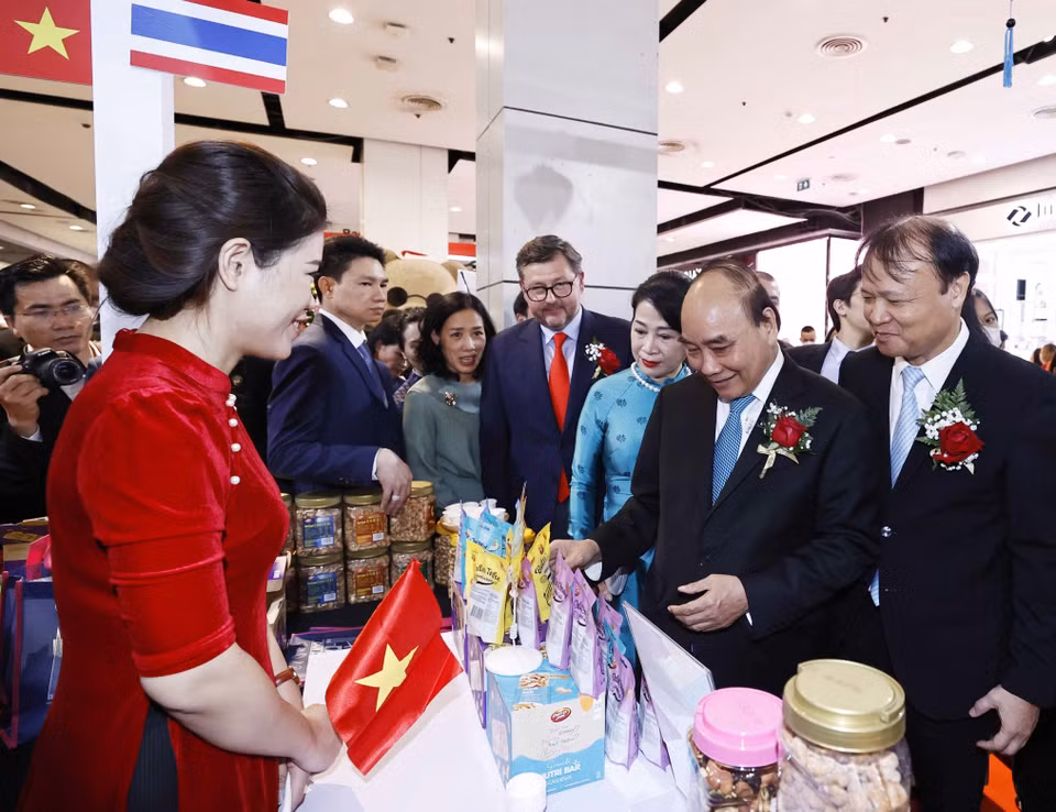 Chủ tịch nước Nguyễn Xuân Phúc thăm các gian hàng Việt Nam. (Ảnh: Thống Nhất/TTXVN)