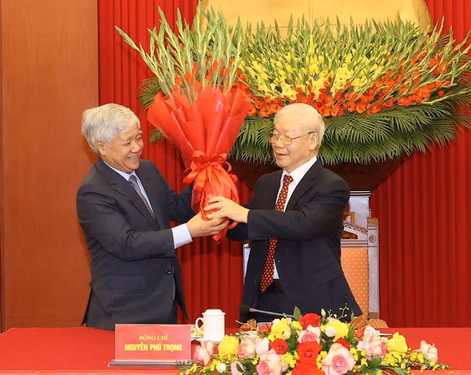 Đồng chí Đỗ Văn Chiến, Bí thư Trung ương Đảng, Chủ tịch Ủy ban Trung ương Mặt trận Tổ quốc Việt Nam tặng hoa chúc mừng Tổng Bí thư Nguyễn Phú Trọng. (Ảnh: Trí Dũng/TTXVN)