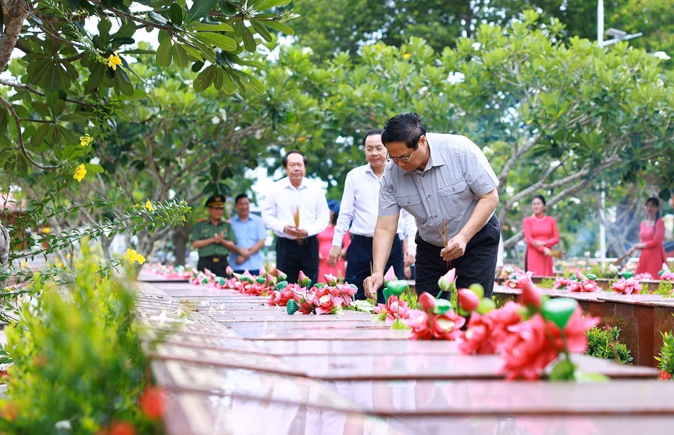 Thủ tướng Phạm Minh Chính thắp hương phần mộ liệt sỹ tại Nghĩa trang Liệt sỹ thành phố Cần Thơ. (Ảnh: Dương Giang/TTXVN)