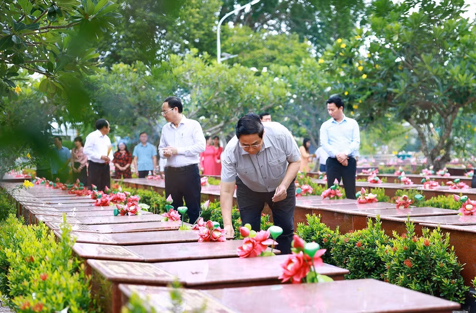 Thủ tướng Phạm Minh Chính thắp hương phần mộ liệt sỹ tại Nghĩa trang Liệt sỹ thành phố Cần Thơ. (Ảnh: Dương Giang/TTXVN)