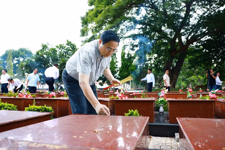 Thủ tướng Phạm Minh Chính thắp hương phần mộ liệt sỹ tại Nghĩa trang Liệt sỹ thành phố Cần Thơ. (Ảnh: Dương Giang/TTXVN)