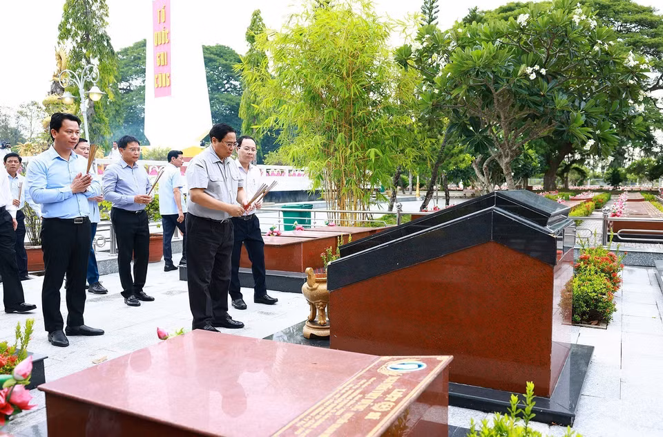 Thủ tướng Phạm Minh Chính thắp hương phần mộ liệt sỹ tại Nghĩa trang Liệt sỹ thành phố Cần Thơ. (Ảnh: Dương Giang/TTXVN)