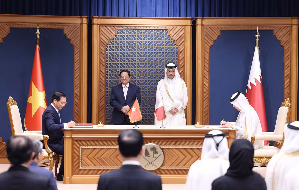 Thủ tướng Phạm Minh Chính và Thủ tướng Nhà nước Qatar Sheikh Mohammed bin Abdulrahman bin Jasim Al-Thani chứng kiến Lễ ký Biên bản ghi nhớ hợp tác trong lĩnh vực thể thao giữa Chính phủ Việt Nam và Chính phủ Qatar. (Ảnh: Dương Giang/TTXVN)