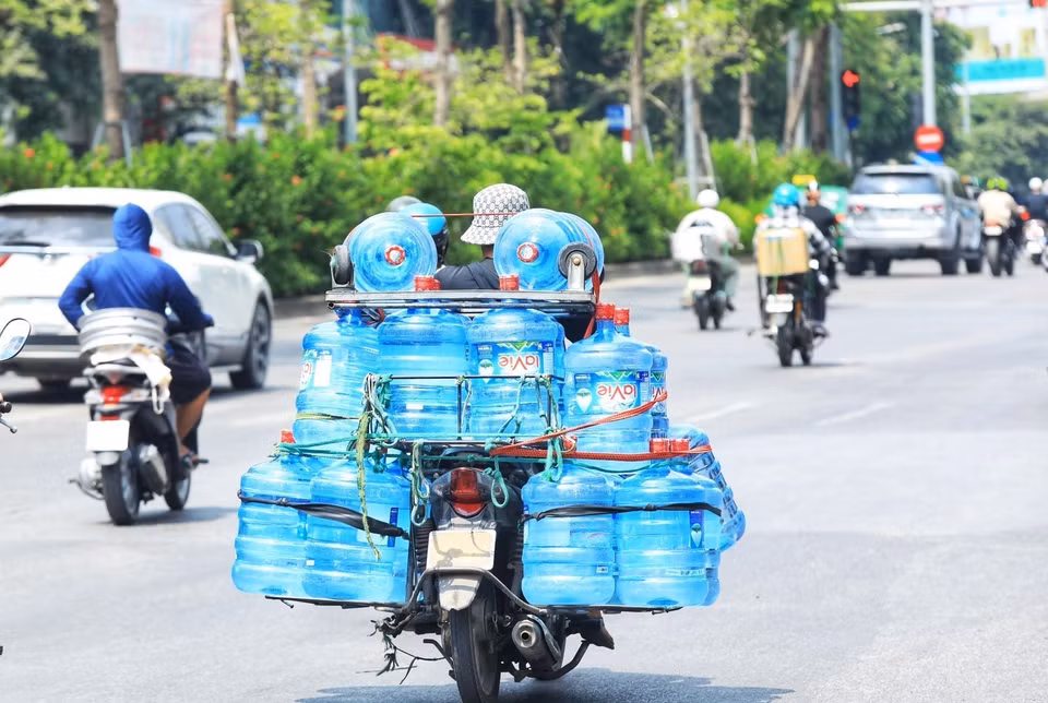 Nước uống tinh khiết là mặt hàng bán chạy trong mùa hè oi bức. (Ảnh: Tuấn Anh/TTXVN)