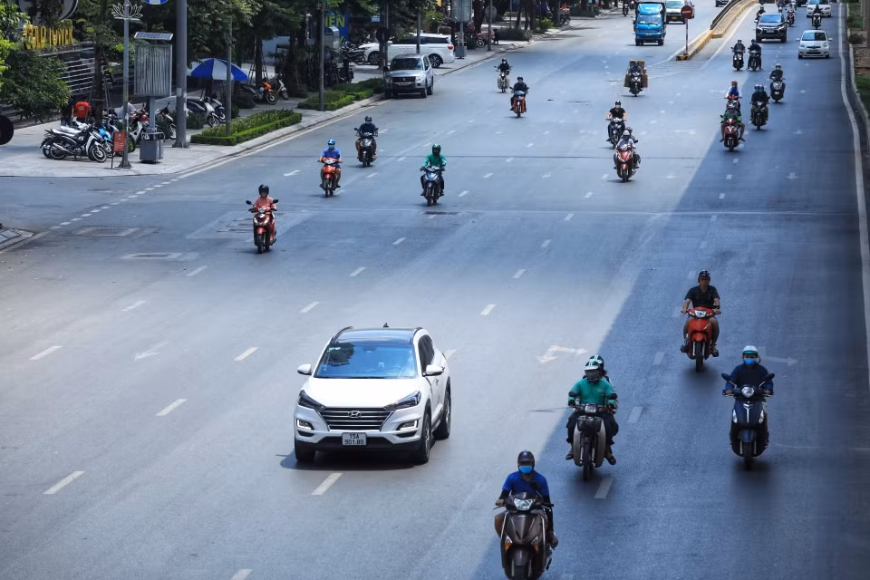 Nhiều ngày nay, nhiệt độ ngoài trời tăng cao khiến người dân đi lại rất vất vả. (Ảnh: Hoàng Hiếu/TTXVN)