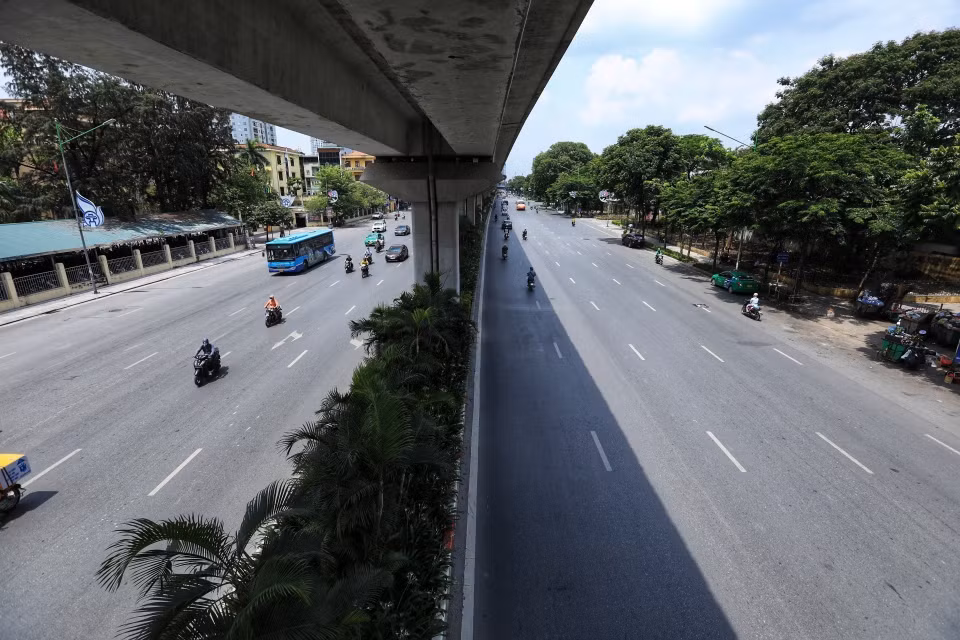 Nhiệt độ cao khiến nhiều tuyến đường trở nên vắng vẻ. (Ảnh: Tuấn Anh/TTXVN)