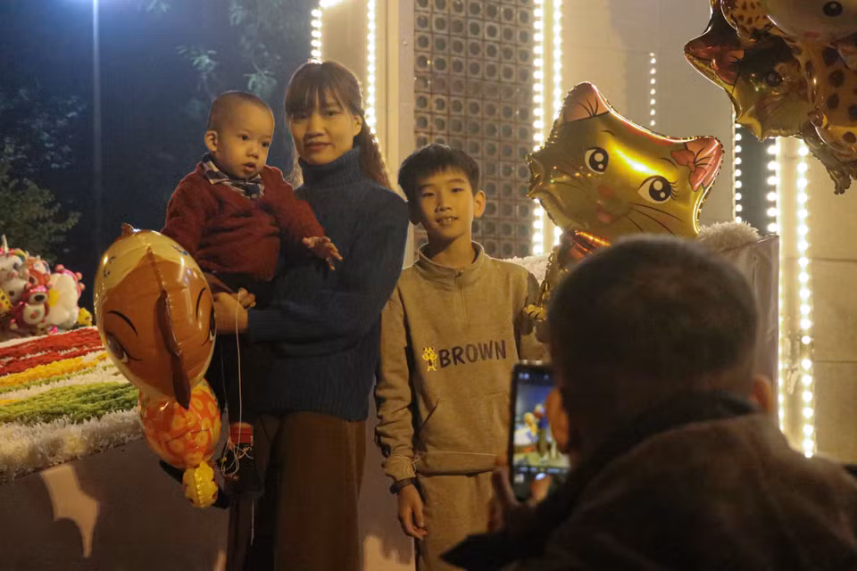 Những quả bóng bay với hình ảnh chú mèo là mặt hàng được nhiều gia đình lựa chọn. (Ảnh: Việt Anh/Vietnam+)
