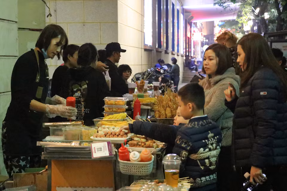 Các gian hàng bán đồ ăn vặt thu hút đông đảo du khách, đặc biệt là các thực khách nhí. (Ảnh: Việt Anh/Vietnam+)