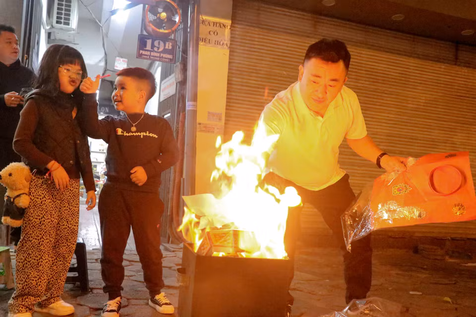 Người người nhà nhà đều mong chờ đón một năm mới Quý Mão 2023 với nhiều may mắn và thuận lợi. (Ảnh: Việt Anh/Vietnam+)