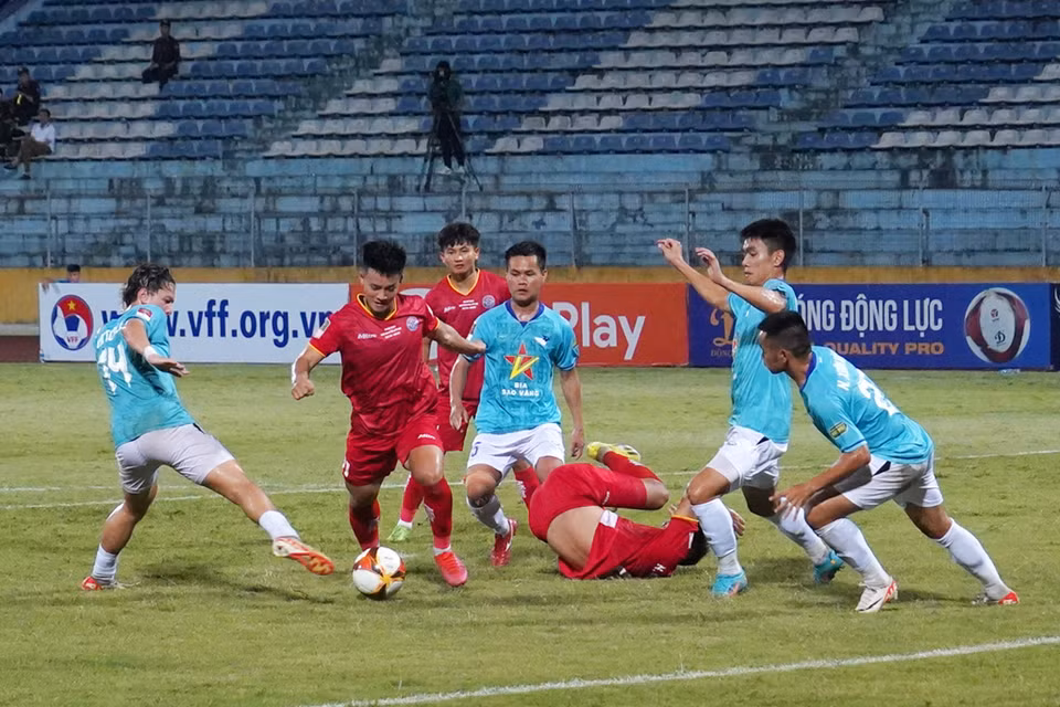 Tiền đạo trẻ Nguyễn Thanh Nhàn 'nhảy múa' giữa vòng vây của các cầu thủ Hồng Lĩnh Hà Tĩnh. (Ảnh: Việt Anh/Vietnam+)