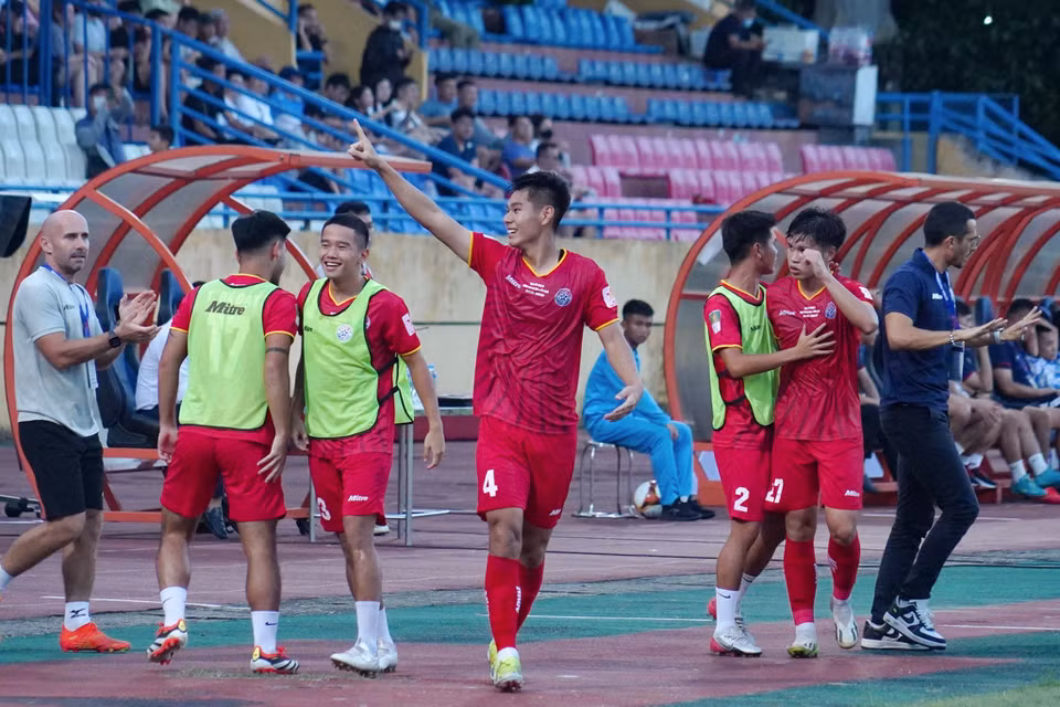 Phút thứ 28, hậu vệ Nguyễn Hiểu Minh (số 4) ghi bàn mở tỷ số cho PVF-CAND. (Ảnh: Việt Anh/Vietnam+)