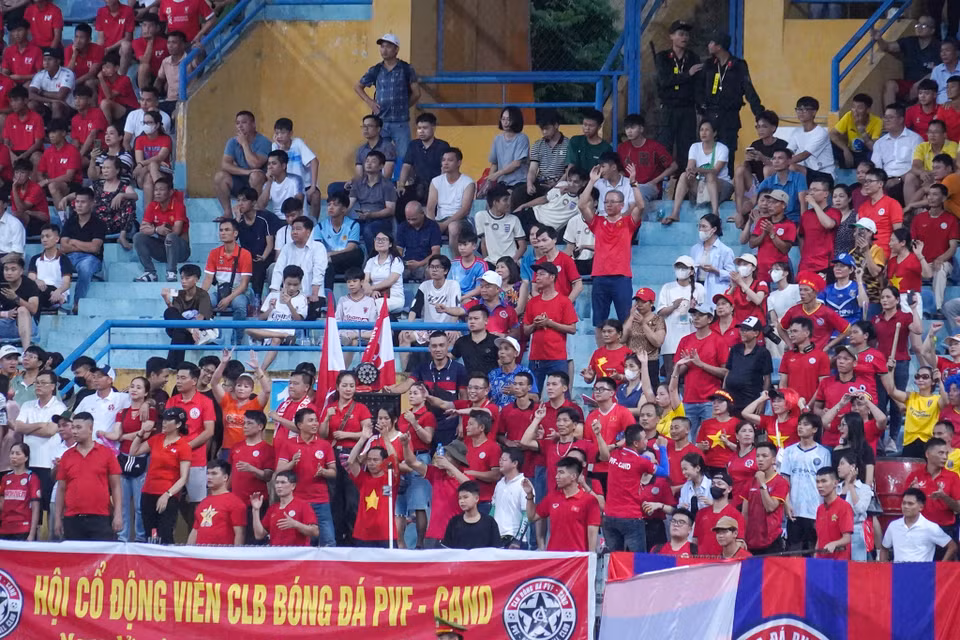 Niềm vui của hội cổ động viên Câu lạc bộ PVF-CAND. (Ảnh: Việt Anh/Vietnam+)
