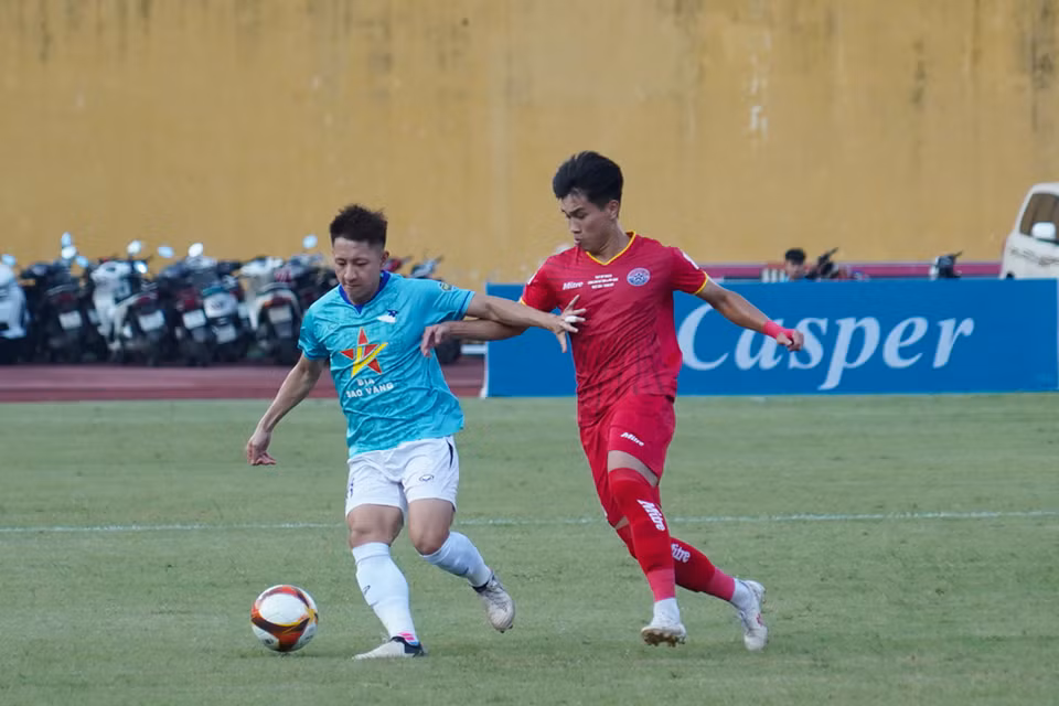 Hai đội nhập cuộc quyết tâm trong trận đấu quan trọng nhất mùa giải. (Ảnh: Việt Anh/Vietnam+)
