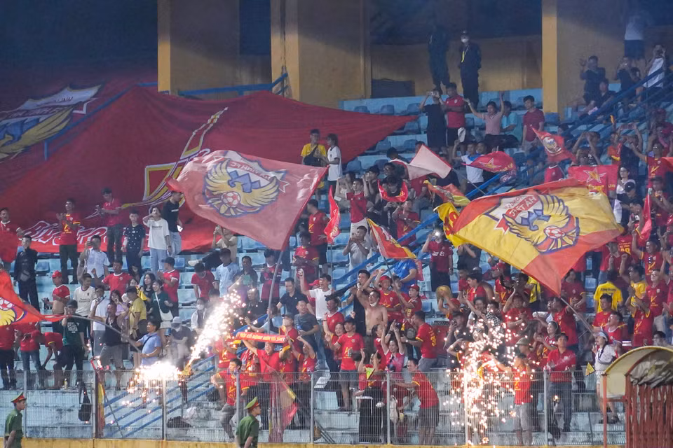 Cổ động viên của Câu lạc bộ Hồng Lĩnh Hà Tĩnh ăn mừng bàn gỡ hòa 1-1. (Ảnh: Việt Anh/Vietnam+)
