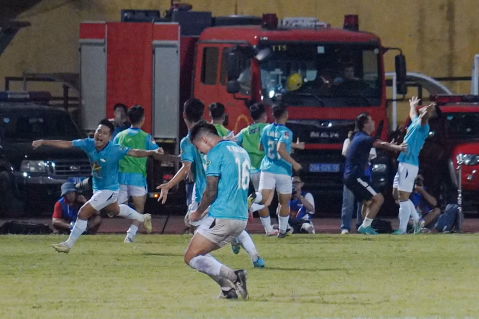 Đến phút 83, Hồng Lĩnh Hà Tĩnh có bàn thắng thứ 3 nhờ công của hậu vê Nguyễn Văn Nhuần. (Ảnh: Việt Anh/Vietnam+)