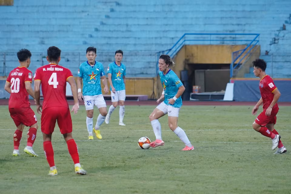 Tiền vệ người Nga gốc Việt, Viktor Lê thi đấu năng nổ nhằm tìm kiếm bàn gỡ hòa cho Hồng Lĩnh Hà Tĩnh. (Ảnh: Việt Anh/Vietnam+)
