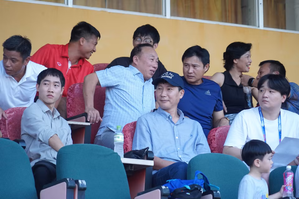 Huấn luyện viên trưởng Đội tuyển Việt Nam, ông Kim Sang-sik (đội mũ) dự khán trận đấu. (Ảnh: Việt Anh/Vietnam+)