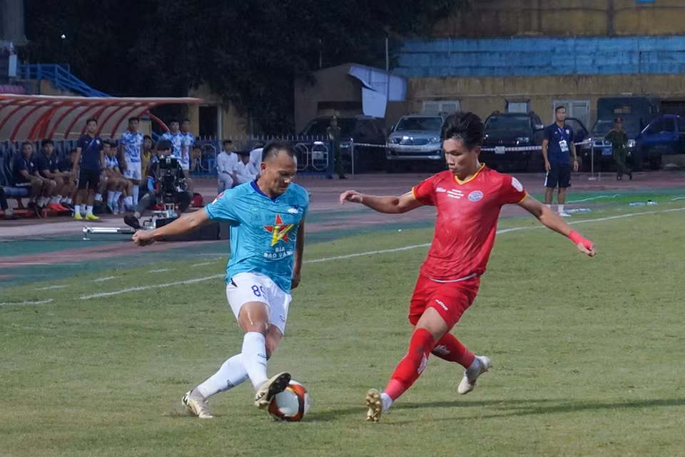 Ngay đầu hiệp hai, 'lão tướng' Trọng Hoàng (áo xanh) gỡ hòa 1-1 cho Hồng Lĩnh Hà Tĩnh . (Ảnh: Việt Anh/Vietnam+)