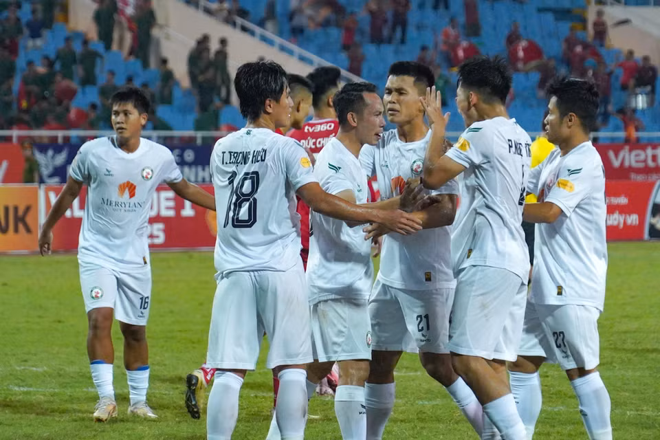 Ngay ở phút thứ 7, đội khách bất ngờ vươn lên dẫn trước với pha lập công của ngoại binh Alves Farias Alisson. (Ảnh: Việt Anh/Vietnam+)