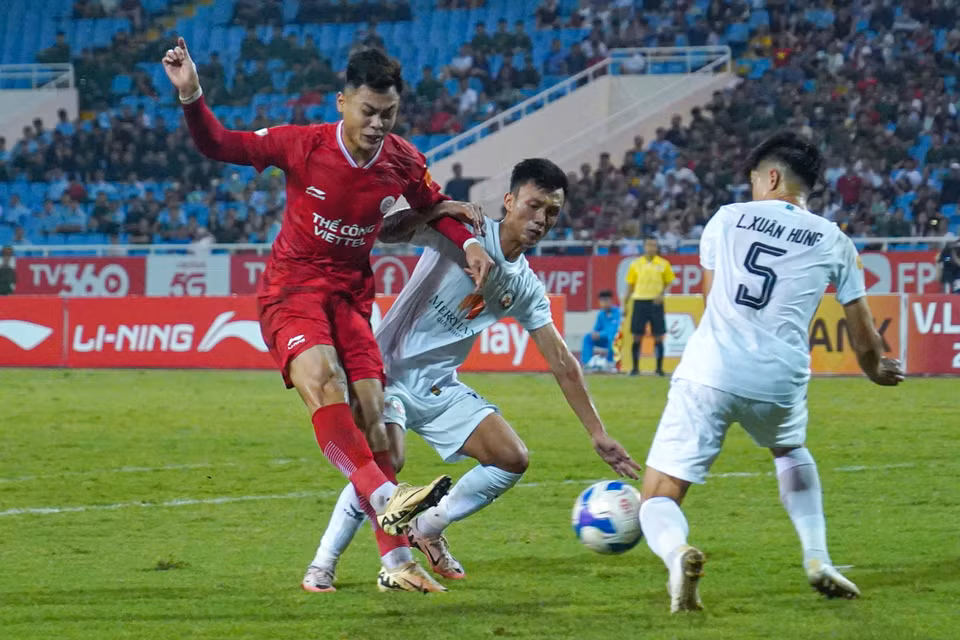 Có lợi thế hơn người từ phút thứ 22, Thể Công-Viettel nhanh chóng đẩy cao đội hình nhằm tìm kiếm bàn gỡ hòa. (Ảnh: Việt Anh/Vietnam+)