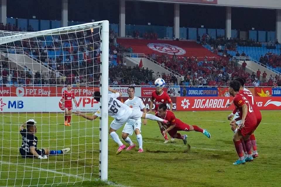 Hàng phòng ngự của Quy Nhơn Bình Định lăn xả để bọc lót cho nhau, bảo vệ cách biệt 1 bàn mong manh. (Ảnh: Việt Anh/Vietnam+)