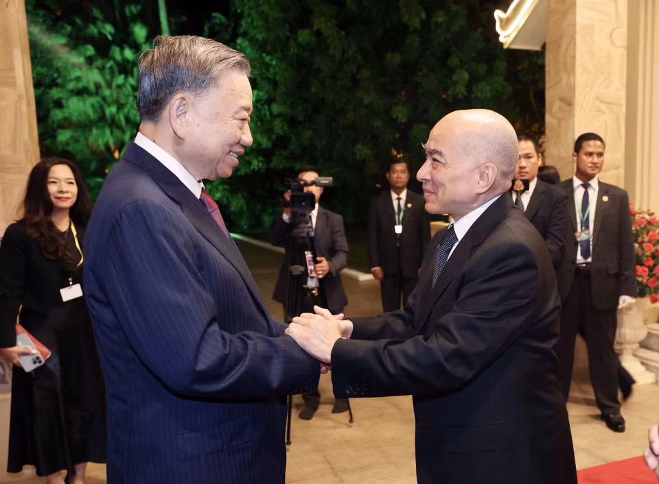 Quốc vương Norodom Sihamoni đón Chủ tịch nước Tô Lâm đến dự Quốc yến. (Ảnh: Nhan Sáng/TTXVN)