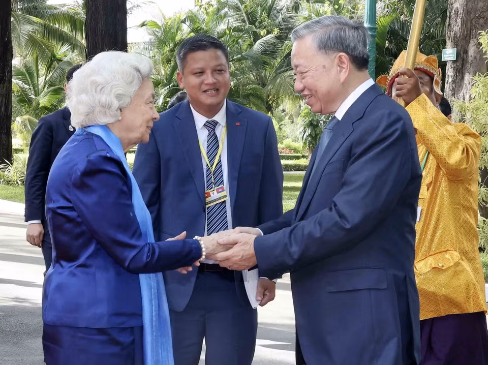 Chủ tịch nước Tô Lâm chào Hoàng Thái hậu Norodom Monineath. (Ảnh: Nhan Sáng/TTXVN)